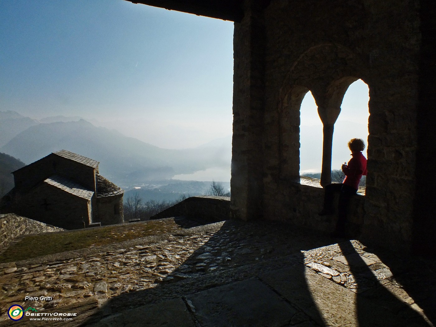 30 Dal pronao vista sul Lago di Annone.JPG